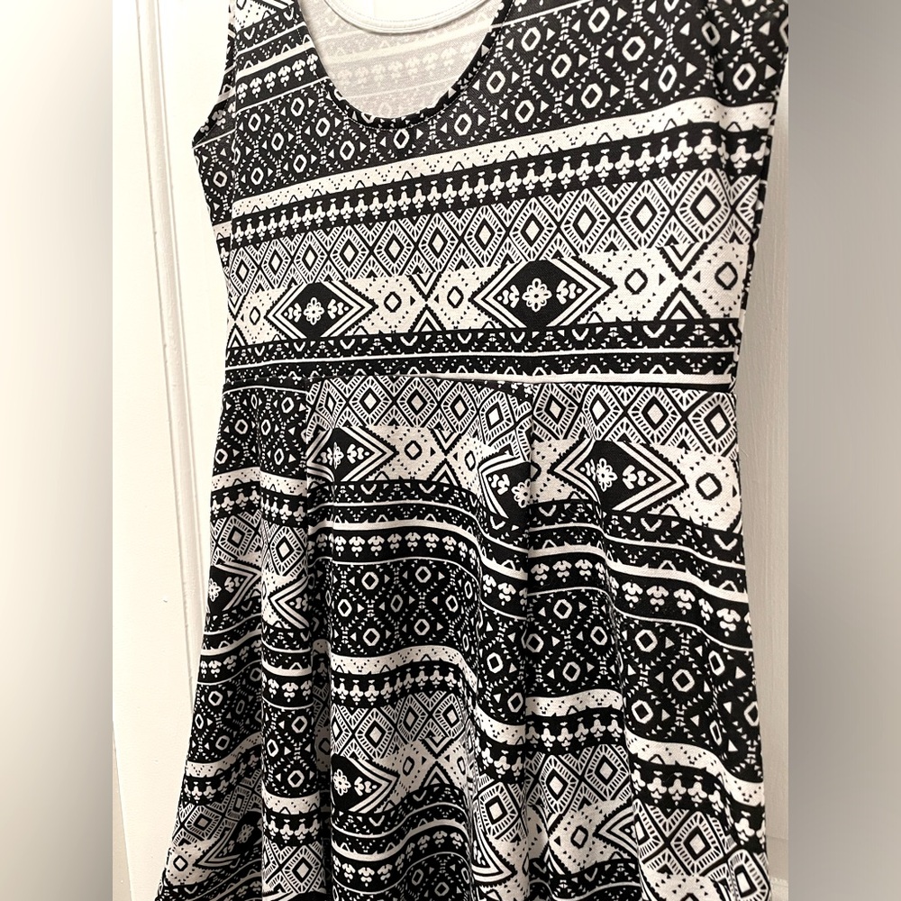 H&M Size 12 Black and White Pattern Dress - Picture 5 of 5